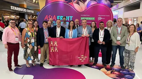La consejera de Agricultura, Sara Rubira, junto con el resto de la delegaci&oacute;n regional que participa en la edici&oacute;n de 2025 de Asia Fruit Logistica. (CARM)