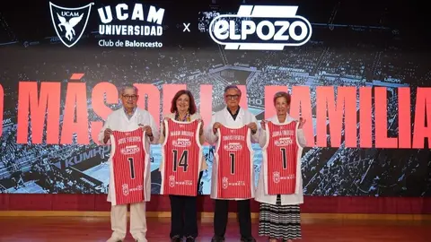 De derecha a izquierda, Juana Fuertes, consejera de El Pozo Alimentaci&oacute;n; Tom&aacute;s Fuertes, presidente de la compa&ntilde;&iacute;a; Mar&iacute;a Dolores Garcia, presidenta de la UCAM; y Jos&eacute; Fuertes, consejero delegado de El Pozo. (El Pozo)