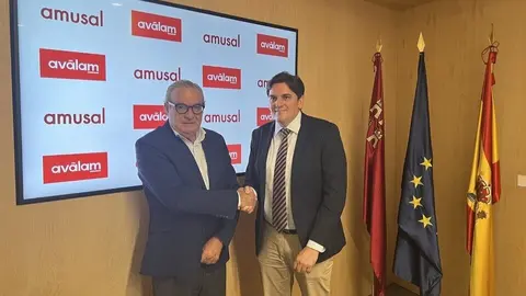 El director general de Av&aacute;lam, Luis Mart&iacute;nez de Salas, y el presidente de Amusal, Pedro Antonio Abad Medina, rubrican el acuerdo de colaboraci&oacute;n. (Portavoz)