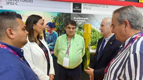 La consejera Sara Rubira en la feria Asia Fruit Logistica junto a la delegaci&oacute;n regional y el c&oacute;nsul general de Espa&ntilde;a en Hong Kong, Manuel Aguirre de C&aacute;rcer. (CARM)
