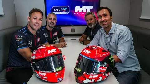 Representantes de MT Helmets y el MSi Racing Team renuevan el acuerdo. (MT Helmets)