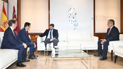 De izquierda a derecha, Rafael Quesada, nuevo director del centro industrial de Repsol Cartagena; su antecesor en el cargo, Antonio Mestre, y el presidente L&oacute;pez Miras, quien estuvo acompa&ntilde;ado por el consejero titular de Industria, Juan Mar&iacute;a V&aacute;zquez. (CARM)