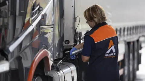 Trabajadora de Andamur atendiendo a un veh&iacute;culo de transporte. (Andamur)