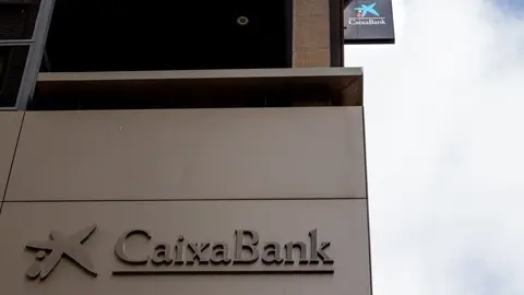 Fachada de un edificio de CaixaBank. (CaixaBank)