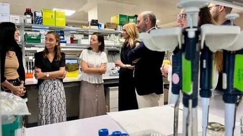 <p>La consejera de Empresa, Marisa L&oacute;pez Arag&oacute;n, junto al director general del Info, Joaqu&iacute;n G&oacute;mez, y miembros de Longseq, durante la visita a la empresa. (CARM)</p>
