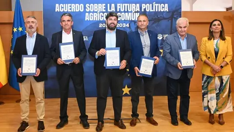 Imagen de familia tras la firma del acuerdo de posicionamiento com&uacute;n del campo regional sobre la futura PAC. (CARM)