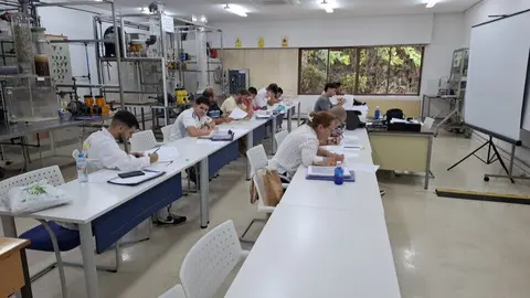 Alumnos durante la realizaci&oacute;n del curso. (CARM)