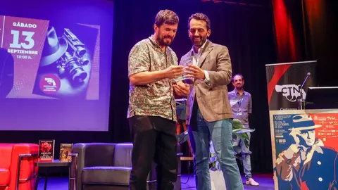Cristian Beteta y Manuel &Aacute;lvarez durante la entrega del premio de cortometraje de Cartagena Negra. (Repsol)