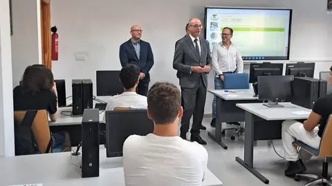 El consejero de Educaci&oacute;n y Formaci&oacute;n Profesional, V&iacute;ctor Mar&iacute;n, visita el IES Ingeniero de la Cierva con motivo del inicio de curso de FP. (CARM)