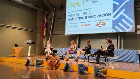 Jos&eacute; Luis Munuera, catedr&aacute;tico y director de EMURI; Mar&iacute;a Garc&iacute;a Jim&eacute;nez, managing director de AMC Ideas; Carlos Recio Caride, CEO de Portavoz y Vicente Antonio Soto P&eacute;rez, director general de Fripozo; durante la mesa redonda.&nbsp;(Portavoz)