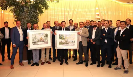 Antonio Mestre con los dos cuadros que le entregaron como recuerdo de Cartagena