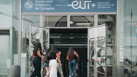 Alumnos entrando a la UPCT. (UPCT)