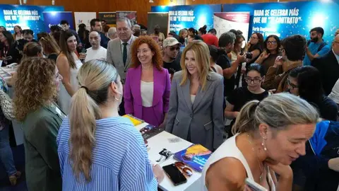 La consejera de Empleo, Marisa L&oacute;pez Arag&oacute;n, junto con la directora general del SEF, Pilar Valero, y el director general de Trabajo, Juan Mar&iacute;n, visita uno de los stands de la Feria de Empleo. (CARM)