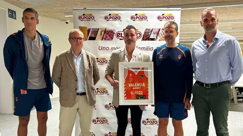 Imagen de familia durante la firma del acuerdo de patrocinio entre El Pozo y el Valencia Basket. (El Pozo Alimentaci&oacute;n)