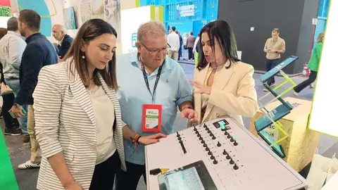 Imagen de la consejera de Agricultura, Sara Rubira, durante su visita al stand de la empresa Ritec en Fruit Attraction. (CARM)