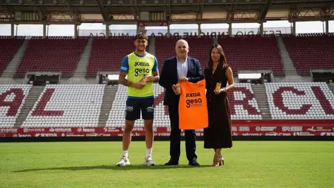 Juver firma el acuerdo de patrocinio con el Real Murcia. (Juver Alimentaci&oacute;n)