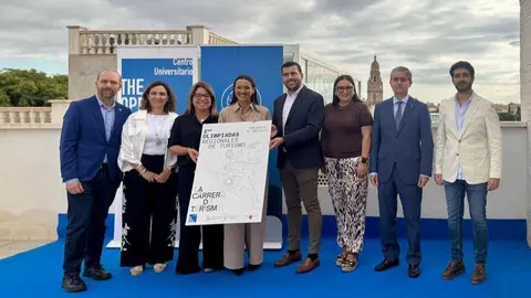 La consejera Carmen Conesa, con los participantes en el acto de presentaci&oacute;n de las II Olimpiadas del Turismo. (CARM)
