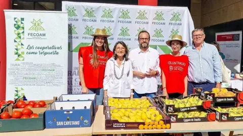 Fecoam durante el reparto de frutas y verduras. (Fecoam)