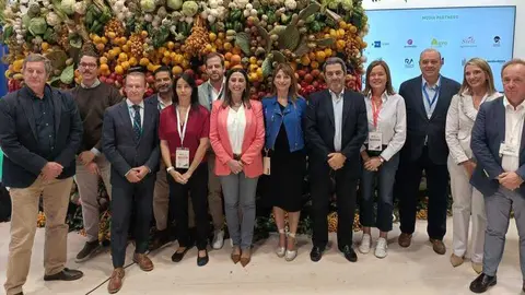 Imagen de la consejera Sara Rubira con los organizadores del foro Datagri 2025. (CARM)