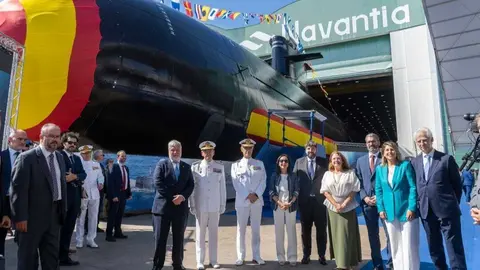 Autoridades frente al submarino S-82 Narciso Monturiol. (Ayuntamiento de Cartagena)