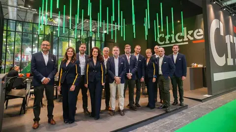 Delegaci&oacute;n de Cricket en el stand de la compa&ntilde;&iacute;a en Fruit Attraction 2025. (Cricket)