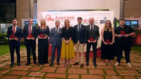 Imagen de los premiados en la gala 2025 de Asecom. (Asecom)
