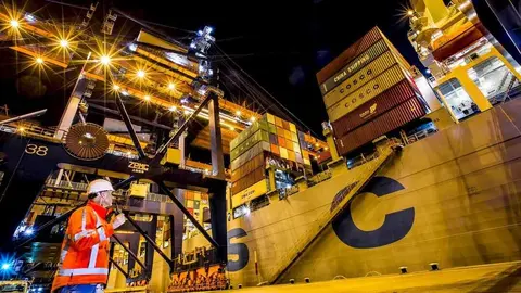 Transporte de mercanc&iacute;as en el puerto de Rotterdam. (Fecoam)