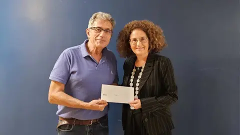La responsable de Fundaci&oacute;n Hefame, Enriqueta Fern&aacute;ndez, entrega los premios del X Concurso de Carteles. (Hefame)