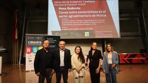 Foto de familia junto a las participantes en la mesa redonda. (UMU)