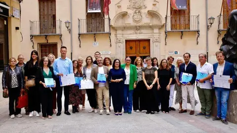 La directora general de Competitividad y Calidad Tur&iacute;sticas, junto a la alcaldesa de Yecla, durante la entrega de los distintivos Sicted. (CARM)
