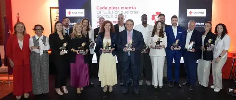 Imagen de familia con los galardonados en los Premios por la Inclusi&oacute;n de Cruz Roja. (Hozono Global)