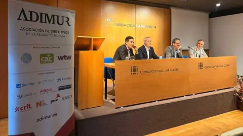 Un momento del desayuno directivo de Adimur con&nbsp;Iker Barricat. (Adimur)