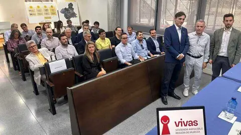 El consejero de Fomento e Infraestructuras, Jorge Garc&iacute;a Montoro, el presidente de Apirm, Jos&eacute; Ram&oacute;n Bl&aacute;zquez, y el secretario general de la Consejer&iacute;a, Jos&eacute; Francisco Lajara, durante la jornada informativa sobre el nuevo modelo de vivienda asequible. (CARM)