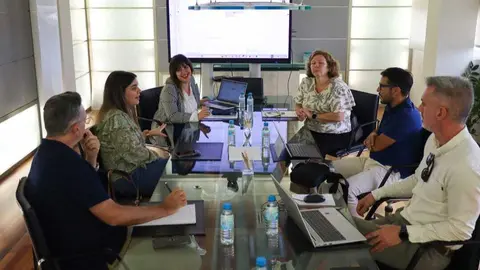 Trabajadores de la compa&ntilde;&iacute;a realizando la formaci&oacute;n. (Hozono Global)