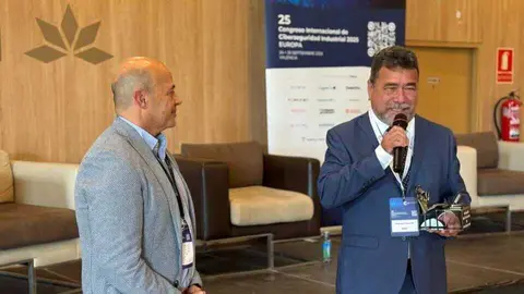 H&eacute;ctor Puyosa recogiendo el premio. (Comp&aacute;s)