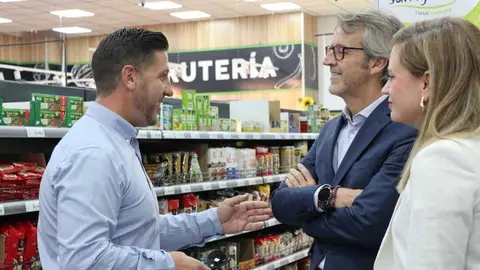 El consejero de Econom&iacute;a, Luis Alberto Mar&iacute;n,&nbsp;durante su visita a la cadena regional de supermercados Cash Lesco. (CARM)