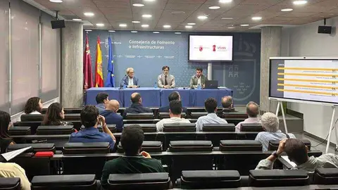 El consejero de Fomento e Infraestructuras, Jorge Garc&iacute;a Montoro, junto al&nbsp;decano de COAATIEMU, Antonio M&aacute;rmol, y al secretario general de la Consejer&iacute;a, Jos&eacute; Francisco Lajara, durante la cuarta jornada t&eacute;cnica sobre el Decreto Ley de medidas urgentes en materia de vivienda y ordenaci&oacute;n urban&iacute;stica. (CARM)