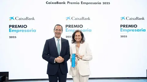 El consejero delegado de CaixaBank, Gonzalo Gort&aacute;zar, y Sof&iacute;a Osborne, ganadora de CaixaBank &lsquo;Premio Empresaria&rsquo; 2025. (CaixaBank)