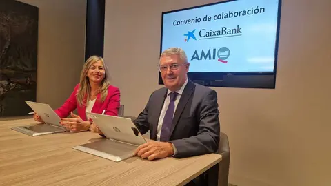 Imagen durante la firma del convenio con la presencia de Olga Garc&iacute;a, directora territorial de CaixaBank en la Comunidad Valenciana y Regi&oacute;n de Murcia, y  Francisco S&aacute;nchez, presidente de AMIQ. (CaixaBank)