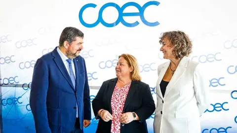 Imagen del encuentro con la presencia de Ana Correa, presidenta de COEC, Crist&oacute;bal Dobarro, presidente de COFEE, y Carmen Romero, secretaria general de la Confederaci&oacute;n de Empresas de C&aacute;diz. (COEC)