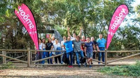 Imagen de familia durante la jornada de recogida de residuos de Sm&ouml;oy en la Contraparada. (Sm&ouml;oy)