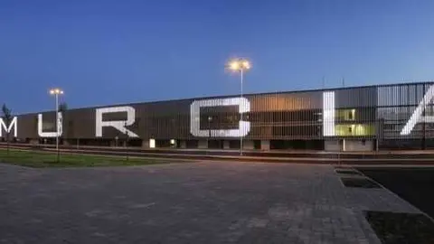 Vista nocturna del Aeropuerto de Corvera. (CARM)