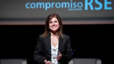 La coordinadora de Responsabilidad Social de la UMU, Inés López, recoge el galardón en una gala celebrada en el Museo Reina Sofía de Madrid. (UMU)