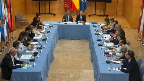 Imagen de la reuni&oacute;n del Consejo de Cooperaci&oacute;n Local, reunido hoy en San Esteban. (CARM)