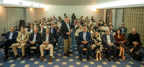 Imagen de familia con los estudiantes participantes en el cuarto CEO University. (Ra&uacute;l Alc&aacute;ntara)