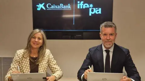 La directora territorial de CaixaBank en la Comunidad Valenciana y la Regi&oacute;n de Murcia, Olga Garc&iacute;a, y el director general de Ifepa, Antonio Miras, renuevan el convenio de colaboraci&oacute;n. (CaixaBank)
