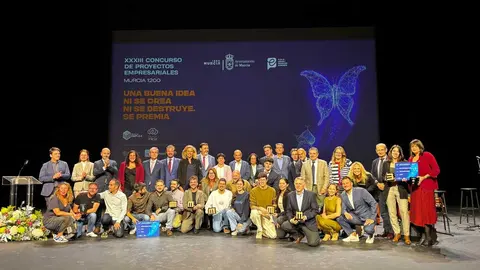 Imagen de familia con los ganadores del XXXIII Concurso de Proyectos Empresariales. (Ayuntamiento de Murcia)