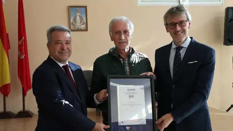 El consejero de Hacienda, Luis Alberto Mar&iacute;n, muestra la distinci&oacute;n de calidad a la Agencia Tributaria que ratifica el compromiso con una atenci&oacute;n de calidad a las personas mayores. (CARM)
