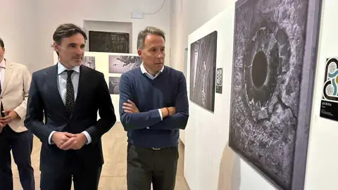 El consejero de Fomento e Infraestructuras, Jorge Garc&iacute;a Montoro, junto al alcalde de Lorca, Fulgencio Gil, en la exposici&oacute;n &lsquo;Belleza escondida&rsquo;. (CARM)