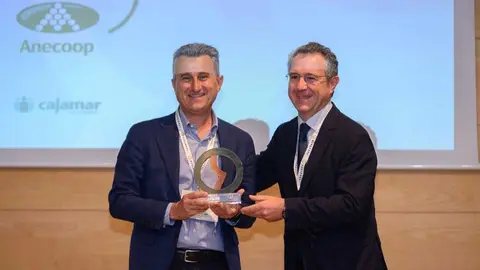 El presidente de Anecoop, Alejandro Monz&oacute;n, recibe el Premio Fedacova a la Internacionalizaci&oacute;n de manos del presidente de Grupo Cajamar, Eduardo Baamonde. (CARM)